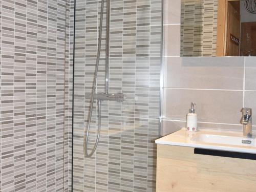 une salle de bain avec douche et lavabo dans l'établissement Appartement Duplex Neuf 4 Pièces avec Balcon, Proche Téléphérique et Centre Aqualudique - FR-1-464-210, à Pralognan-la-Vanoise