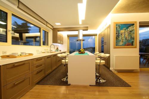アナヴィソスにあるVilla Nelmarの部屋の中に白いアイランドキッチンがある