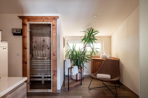 kuchnia z biurkiem, krzesłem i rośliną w obiekcie Penthouse „Das Besenhaus“ w mieście Altenmarkt im Pongau