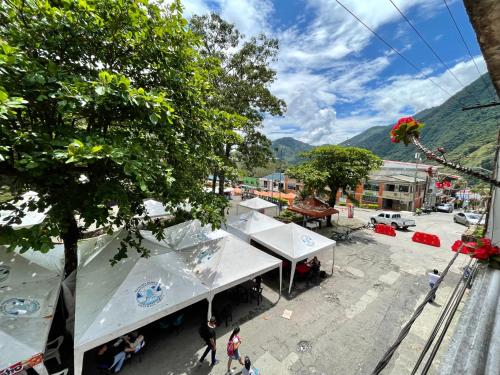 una vista aérea de una calle con gente y tiendas de campaña en Hotel Los Almendros en Santa María