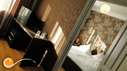 een hotelkamer met een bed en een glazen raam bij Dzintarjura in Ventspils