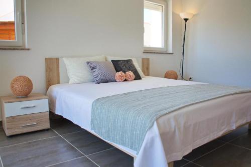 1 dormitorio con 1 cama grande y 2 ositos de peluche en Luxury oaza Novalja, en Stara Novalja