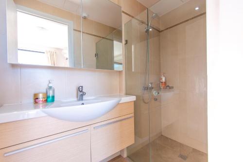 Lavish & Spacious APT with Stunning Seaview, 10 Min ATH Airport