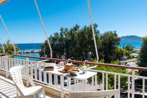 Lavish & Spacious APT with Stunning Seaview, 10 Min ATH Airport