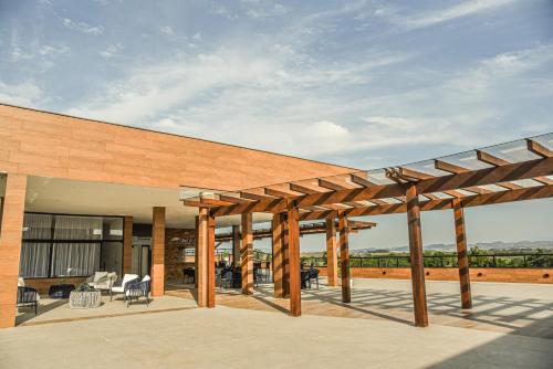an outdoor patio with wooden pergolas on a building at Hotel Titanic Penedo in Penedo