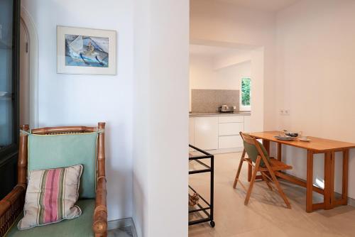 una cucina e una sala da pranzo con un tavolo di CAN RAMIS a Cielo de Bonaire 