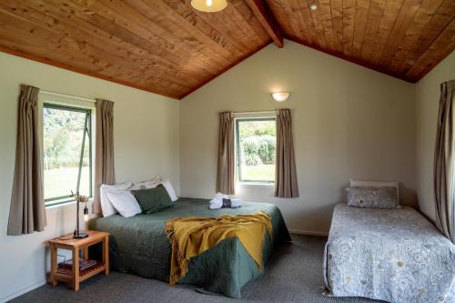 a bedroom with two beds and a window at Makoura Lodge in Apiti
