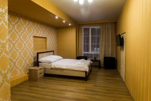 サマラにあるHotel Nitsaのベッドルーム(ベッド1台、テレビ付)
