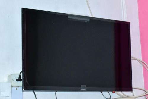 a flat screen tv sitting on top of a table at Pousada Aconchego in São Luís