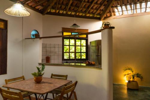 a kitchen and dining room with a table and chairs at Pousada Tatu do Bem in Lençóis