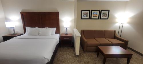 Кровать или кровати в номере Spark By Hilton San Antonio Airport