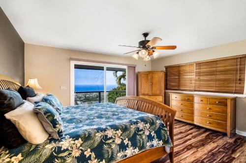 1 dormitorio con 1 cama, vestidor y ventana en Honu O Kai turtle Of The Sea, en Kailua-Kona