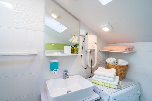 La salle de bains est pourvue d'un lavabo et d'un miroir. dans l'établissement Apartment Ingrid, à Dubrovnik