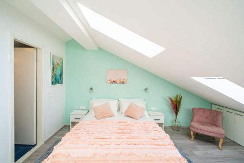 - une chambre avec un grand lit et un mur bleu dans l'établissement Apartment Ingrid, à Dubrovnik