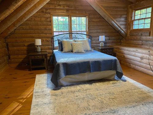 1 dormitorio con 1 cama en una cabaña de madera en Graves Mountain Farm & Lodges, en Syria