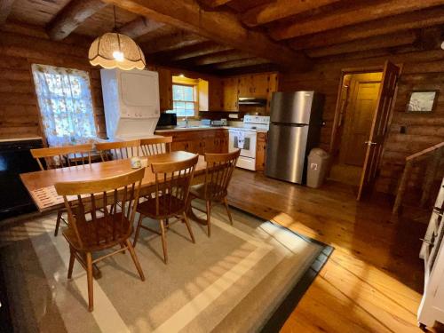 a kitchen and dining room with a table and chairs at Graves Mountain Farm & Lodges in Syria