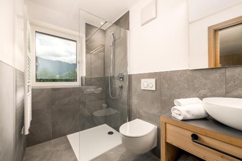 een badkamer met een toilet, een wastafel en een douche bij Stillehof - Ferienwohnungen auf dem Bauernhof- Südtirol in Bressanone
