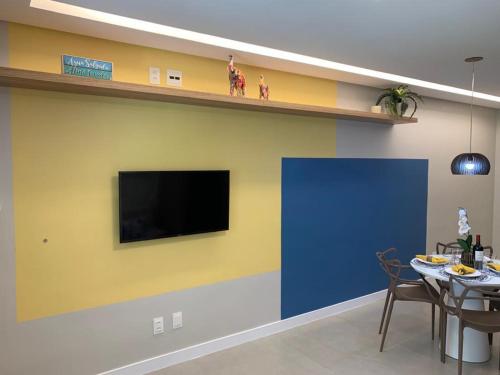 Televisyen dan/atau pusat hiburan di GUARAJUBA SUMMER FLAT 108 Flat Beira Mar na melhor localização de Guarajuba Faça Tudo a pé sem precisar de carro