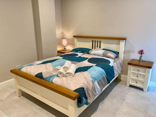 1 dormitorio con 1 cama con 2 toallas en Erne Getaway No.6 Brand new 1 bed apartment en Enniskillen