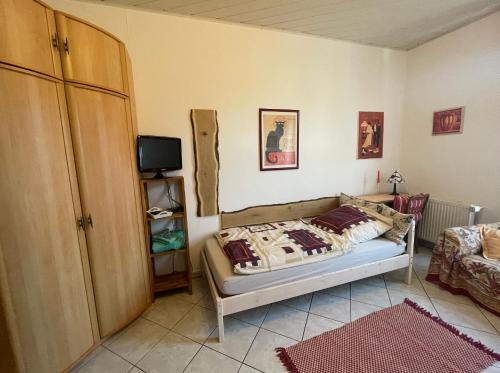 漢諾威的住宿－Attraktive 2 Zimmer Wohnung in Toplage, Nähe Messe，一间卧室配有一张床和一台电视。