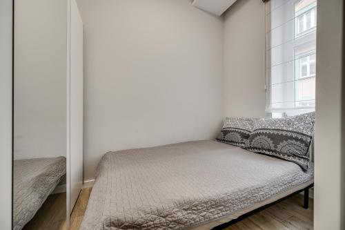 Un dormitorio pequeño con una cama y una ventana. en Central Platinum Apartments 8, en Rybnik