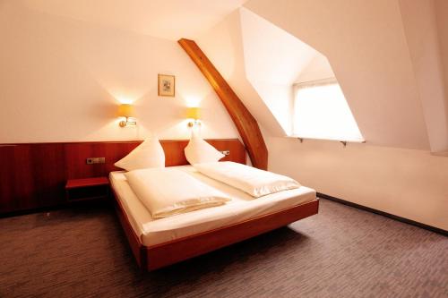 Hotel Pfauen في أومكيرش: غرفة نوم مع سرير في غرفة مع نافذة