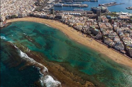 an aerial view of a beach with boats at Acogedor y cómodo apartamento con piscina in Las Palmas de Gran Canaria