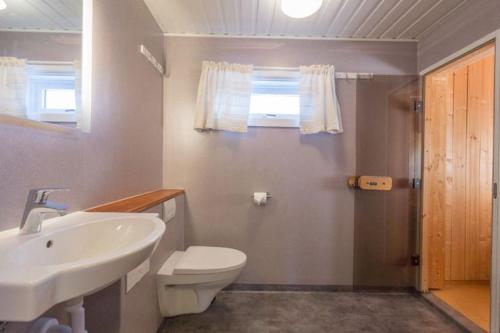 ein Bad mit einem Waschbecken, einem WC und einem Fenster in der Unterkunft Lullens Stugby - Stugorna 1-5 in Bruksvallarna