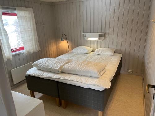 uma cama grande num pequeno quarto com em Lullens Stugby - Stugorna 1-5 em Bruksvallarna