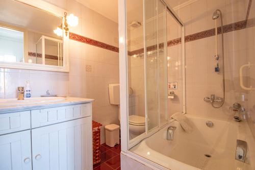 W łazience znajduje się prysznic, wanna i umywalka. w obiekcie Panorama w mieście Simi