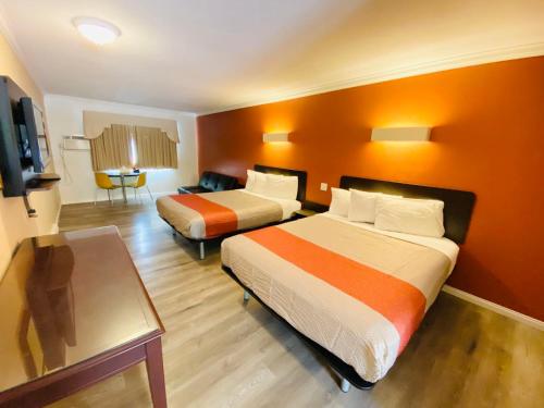 Ένα ή περισσότερα κρεβάτια σε δωμάτιο στο The Revelstoke Gateway Inn