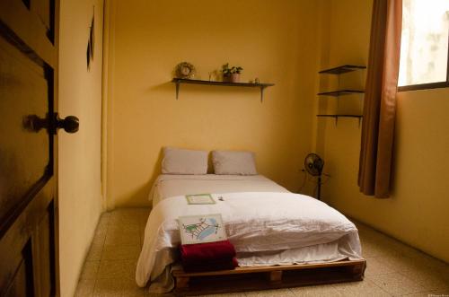Een bed of bedden in een kamer bij Pachamac House