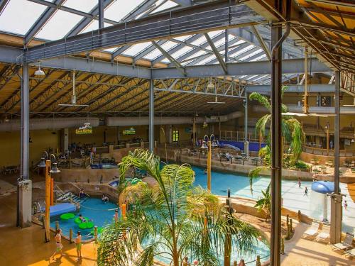 una gran piscina cubierta con un parque acuático en Split Rock Resort en Lake Harmony