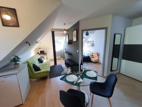 - un salon avec un canapé et une table dans l'établissement Zöld Relax Apartments, à Budakeszi