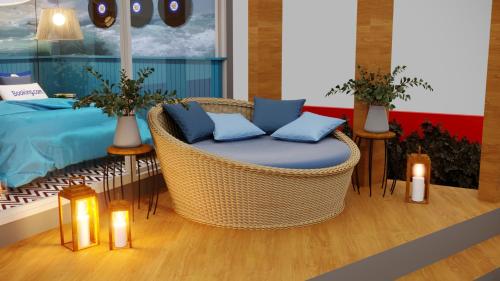 uma cadeira de vime com almofadas azuis num quarto em Bangalô Praia Booking em São Paulo