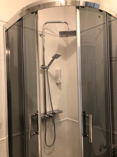 W łazience znajduje się prysznic ze szklanymi drzwiami. w obiekcie Apartament 4 osobowy w Zakopanem