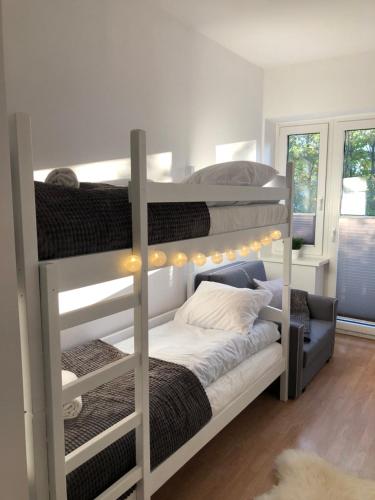 sypialnia z 2 łóżkami piętrowymi z oświetleniem w obiekcie Apartament 4 osobowy w Zakopanem
