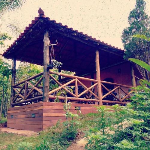 Taman di luar Govinda Moeda Pousada