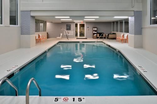 ein großer Pool in einem Hotelzimmer in der Unterkunft Holiday Inn Hotel & Suites Overland Park-Convention Center, an IHG Hotel in Overland Park
