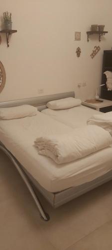 un par de camas en una habitación en נקודות ריפוי en Tirat Karmel