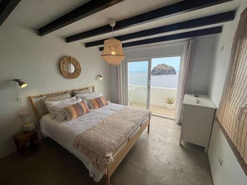 a bedroom with a bed with a view of the ocean at Vistas impresionantes al mar de Garachico in Garachico