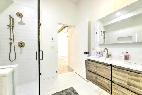 een badkamer met een douche en een wastafel bij Modern Escape with Fire Pit, Near Lake Waramaug in Kent