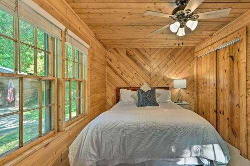 een slaapkamer met een bed en een plafondventilator bij Peaceful Moravian Falls Cabin Near Fishing! in Wilkesboro