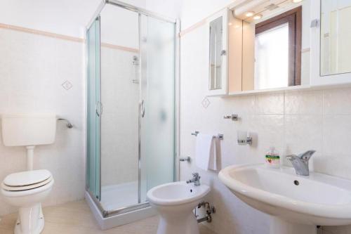 uma casa de banho com um WC, um lavatório e um chuveiro em Casa Vita in centro em Balestrate