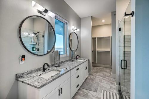 W łazience znajduje się umywalka i lustro. w obiekcie Watertown Condo with Resort-Style Amenities! w mieście Watertown