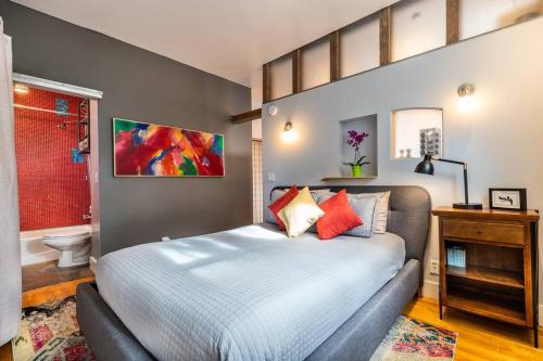 sypialnia z łóżkiem i łazienką w obiekcie New Distinctive Historical Unit from 5 Star Host w mieście Salt Lake City