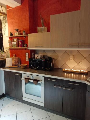 Η κουζίνα ή μικρή κουζίνα στο GÎTE REDROOSTER HOME - 160m2, 4 ch, 2 sdb, fibre, parking, sauna, bain à remous