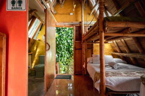 מיטה או מיטות קומותיים בחדר ב-Chalet Ecoturismo La Nohelia