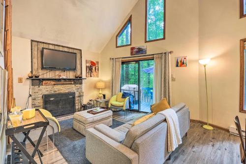 TV a/nebo společenská místnost v ubytování Fire Pit and Deck Colorful Cabin in Pocono Lake!