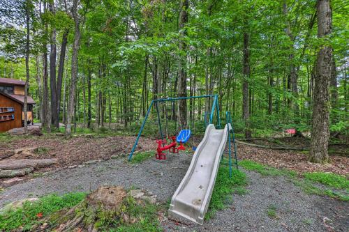 Herní místnost nebo prostor pro děti v ubytování Fire Pit and Deck Colorful Cabin in Pocono Lake!